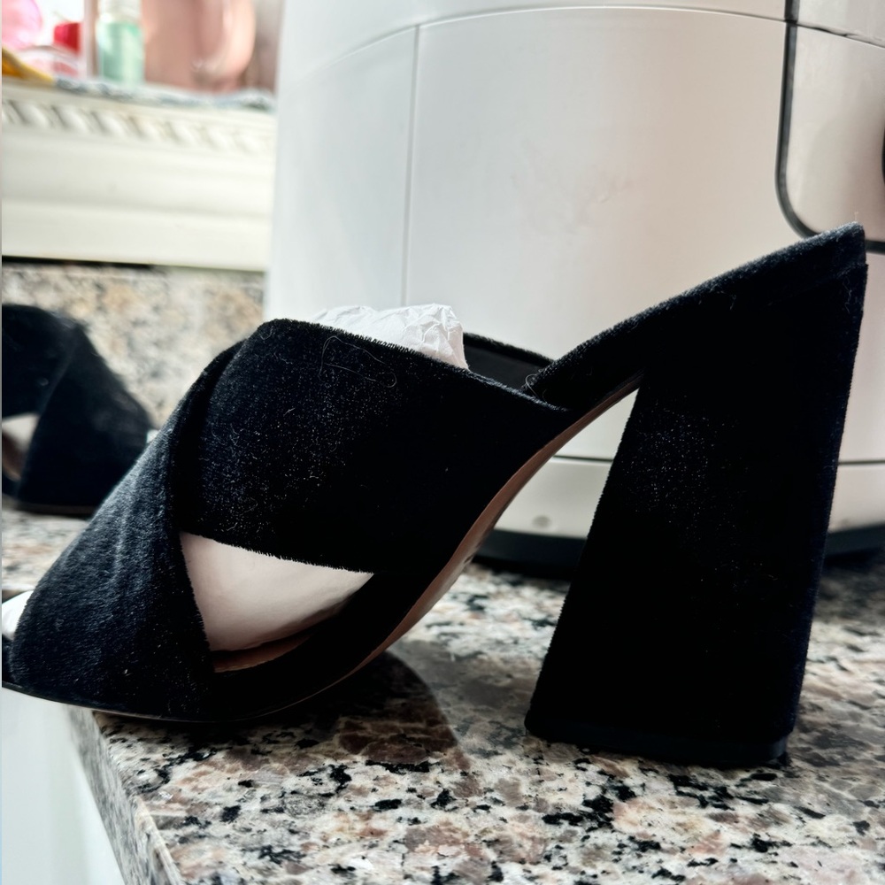 Beautiful black suede size 7 heels